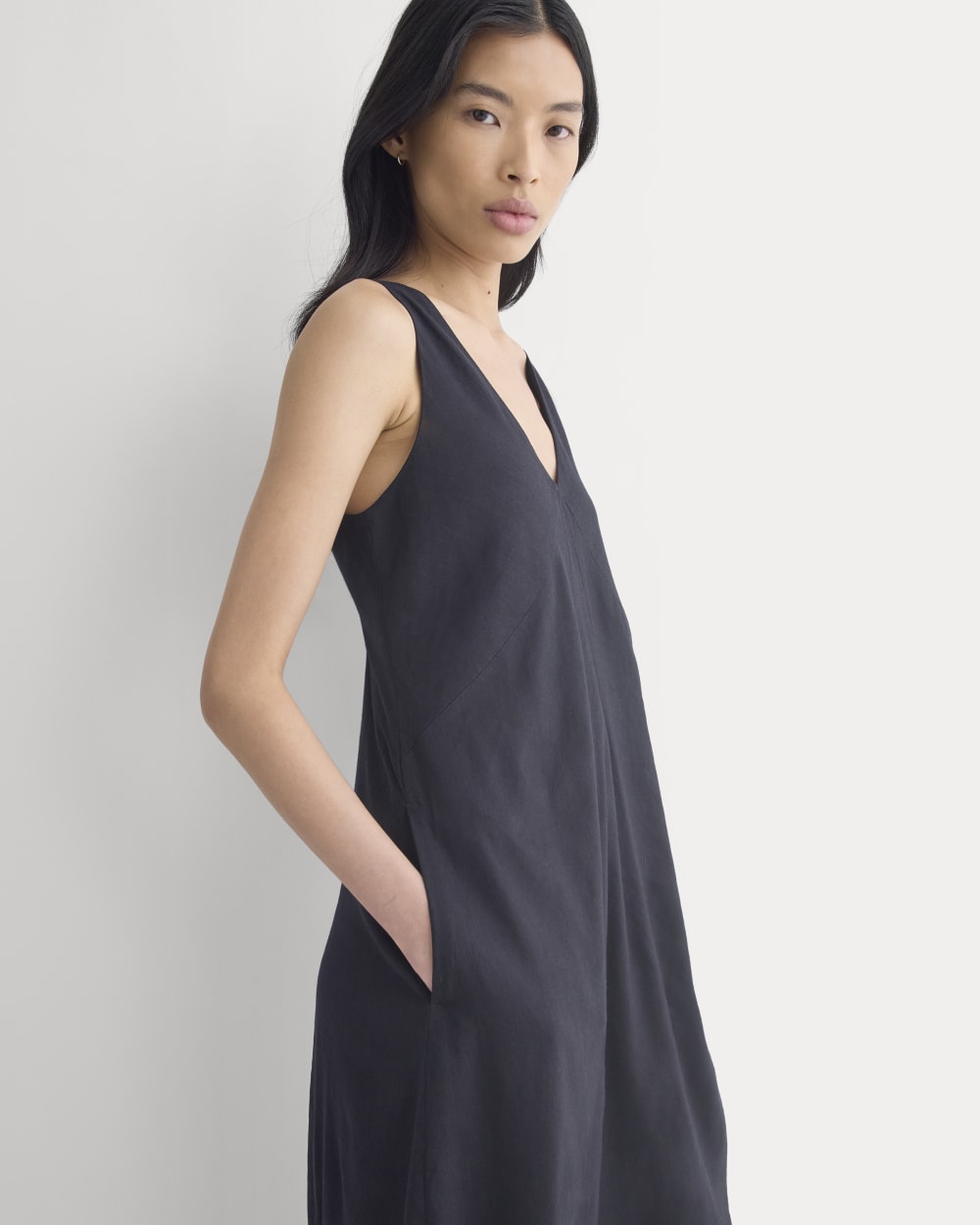 Deep V Seamed Dress in Stretch Linen | Black