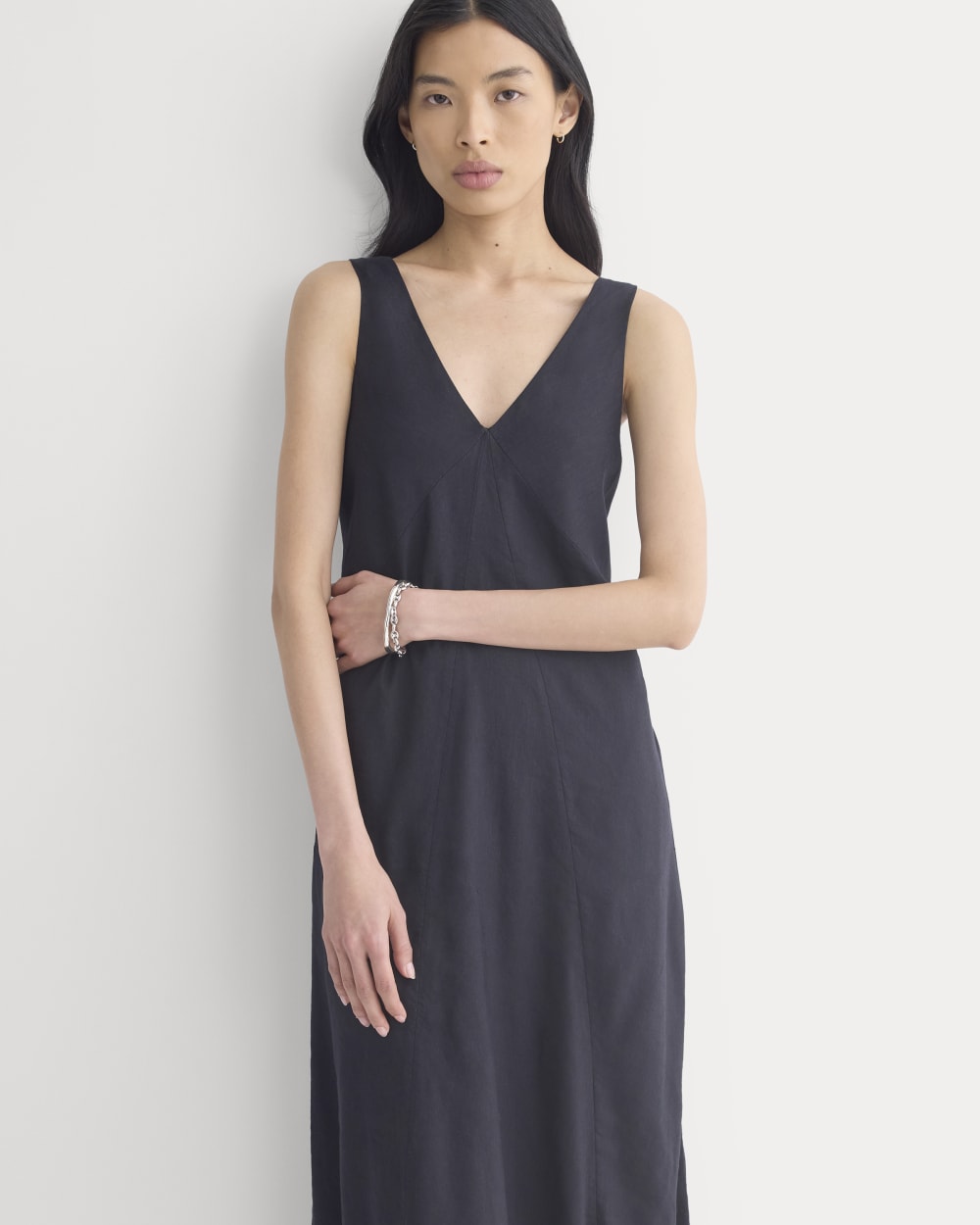 Deep V Seamed Dress in Stretch Linen | Black